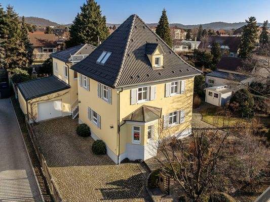 Außenansicht mit Einfahrt und Garage