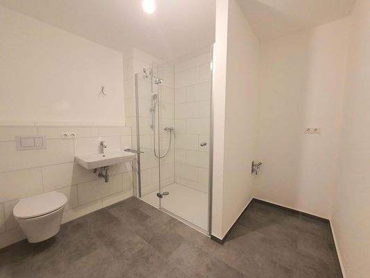 Badezimmer mit Walk-in-Dusche und WM-Anschluss