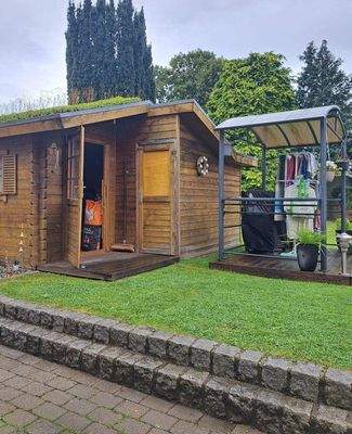 Gartenhaus mit überdachtem Grillplatz