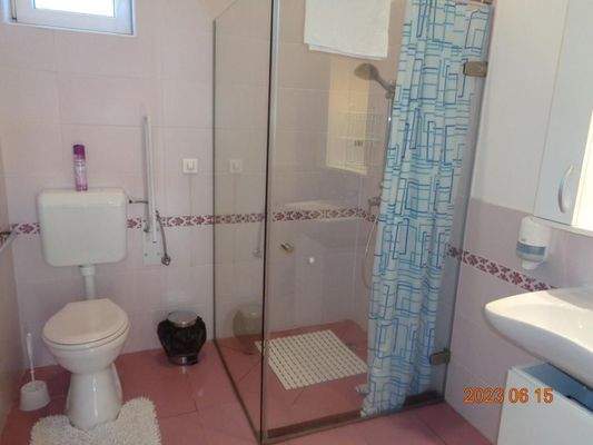 Duschbad/Wc App. 3 Personen