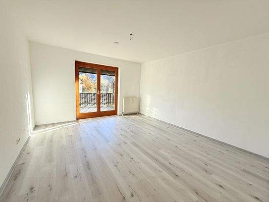 Wohnzimmer mit Ausgang zu Terrasse & Garten