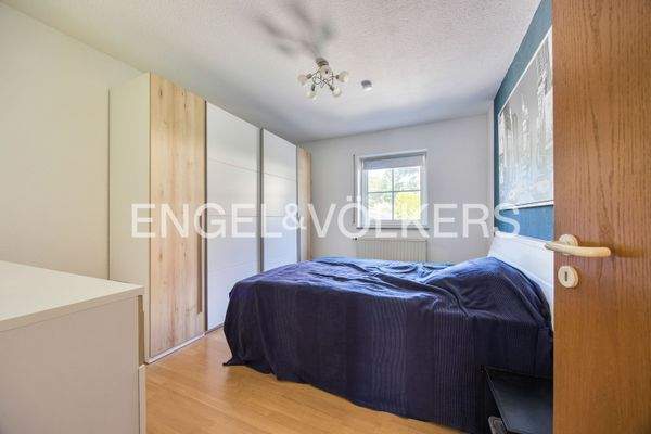 Schlafzimmer mit Laminatboden