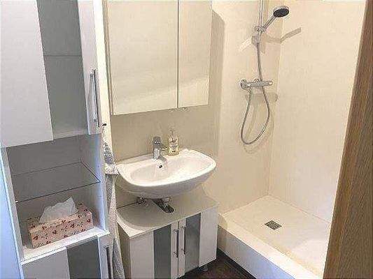 Bad mit Dusche im OG