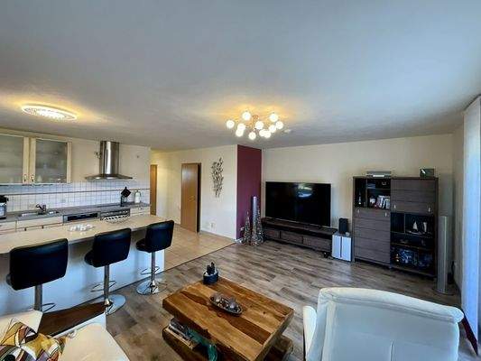 Blick zum Wohnzimmer mit Küche