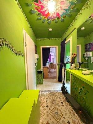 Bunter Flur mit Dekoration