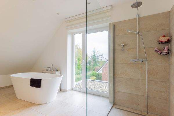 Tageslichtbadezimmer mit Badewanne und Dusche