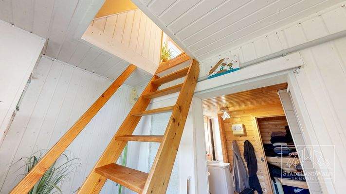 EG - Aufgang ins OG und zum Bad