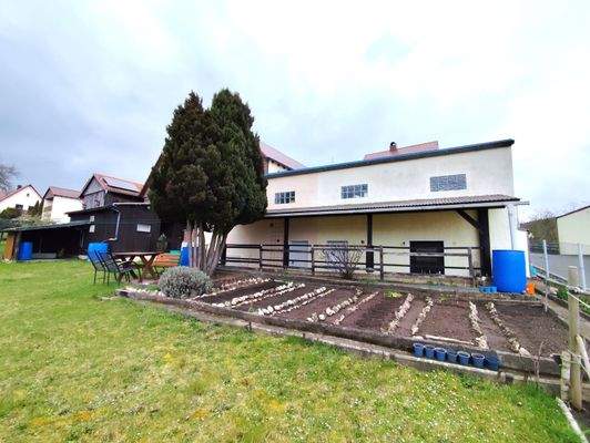 gepflegter Garten mit Gemüsebeeten