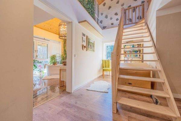 OG Flur mit Treppe in die Galerie