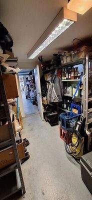 Keller mit Durchgang Garage