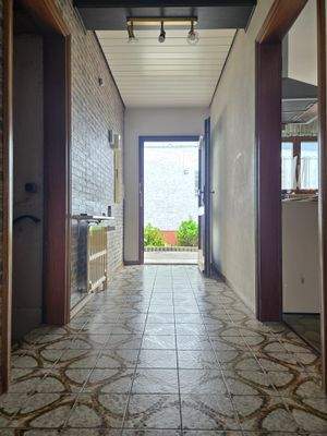 Flur mit Blick zum Eingang