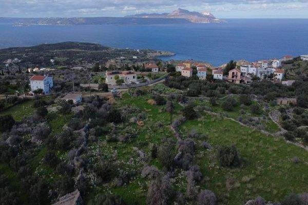 Kreta, Kokkino Chorio: Landschaftlich reizvolles Grundstück mit Meerblick zu verkaufen