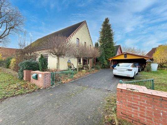 Einfahrt und Carport