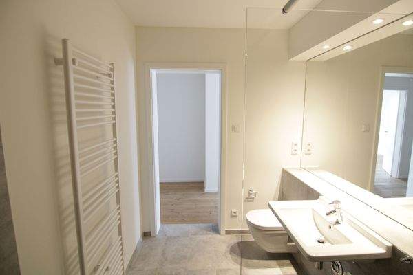 Elegantes Bad mit großer Dusche