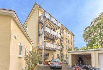 Blick vom Hof auf das Haus