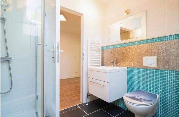 Bad mit Badewanne und Dusche