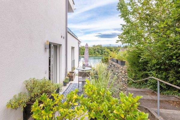 Der gemütliche Sitzplatz mit Rheinsicht