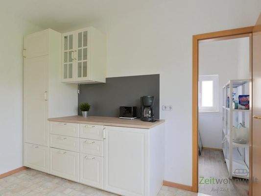 linke Küchenzeile und Abstellkammer