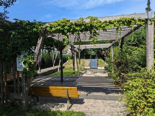 ... mit tollen Außenanlagen