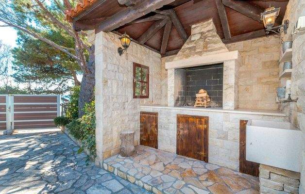 Mediterraner Steingrill