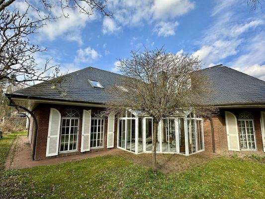 Gartenansicht mit Wintergarten