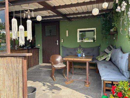 überdachte Terrasse am Nebengebäude