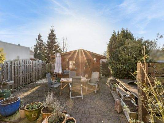 Terrasse und Gartenhaus