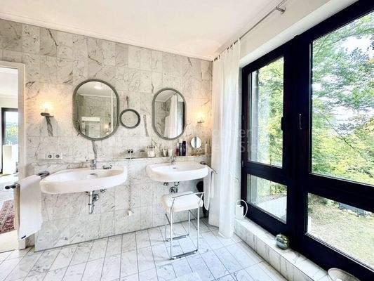 Zwei Handwaschbecken 