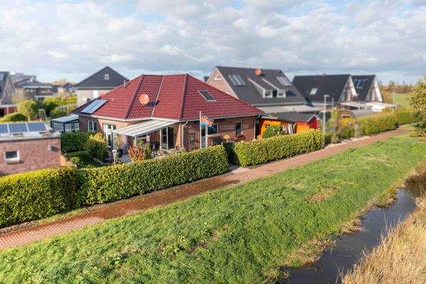 Außenansicht mit Gehweg