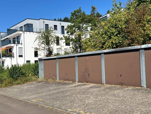 separate Garage mit Stellplatz