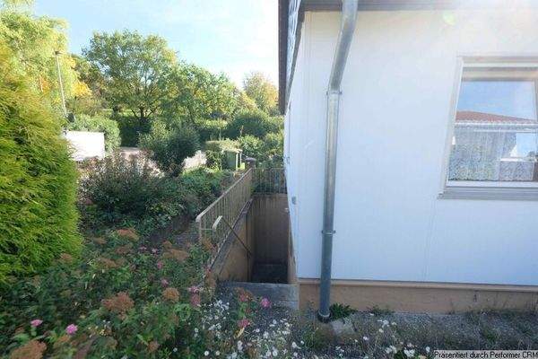 Außentreppe und Blick ins gegenüberliegende Landschaftsschutzgebiet