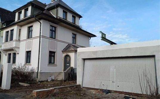 Hausansicht mit Garage