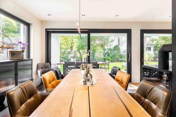 Essbereich mit Blick ins Grüne