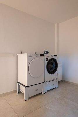 Kreta, Tavronitis: Zeitgenössisch eingerichtete Villa mit Pool zu verkaufen