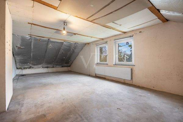 Ausbaubarer Bodenraum im 1. OG