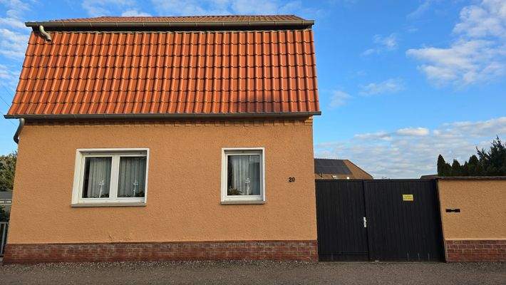 Straßenseite front.jpg