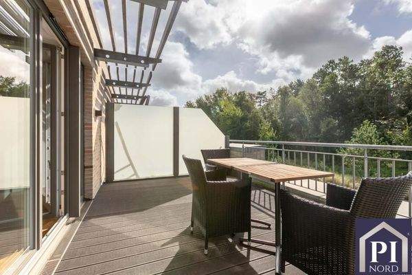 Sonnige Dachterrasse mit Blick ins Grüne