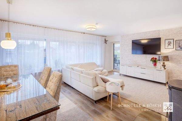 Vom Wohnzimmer geht es direkt auf die Terrasse