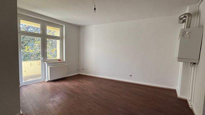 Küche mit Balkonzugang.