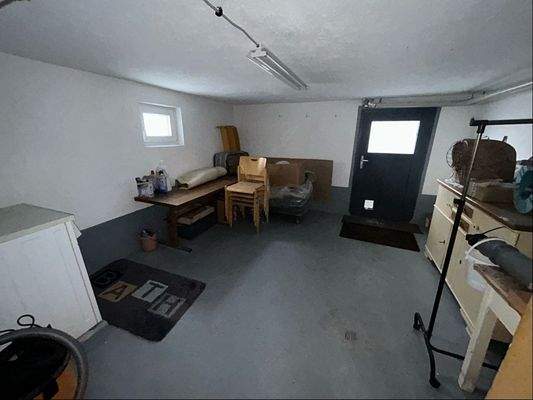 Abstellraum mit Kellerausgang