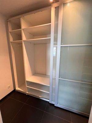 mit Schiebetürenschrank