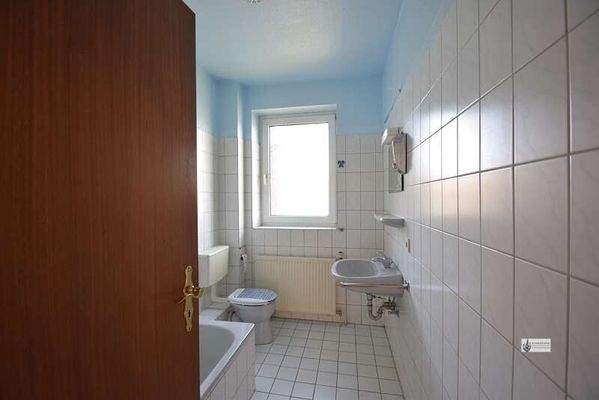 Badezimmer mit Duschwanne, Faltwand und Fenster