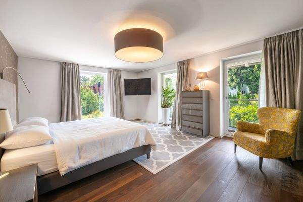 Schlafzimmer mit Balkonzugang