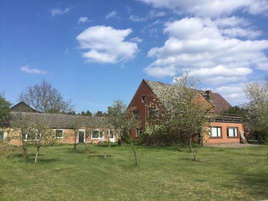 Streaßensicht mit Stallgebäude