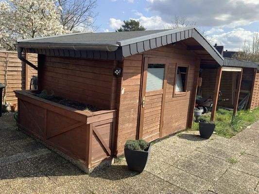 zugehöriges Gartenhaus