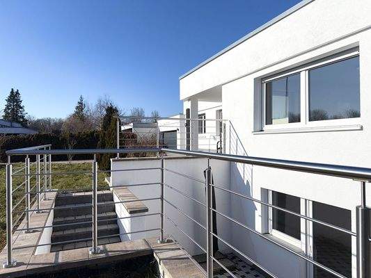 Ansicht vom Haus mit Aufgang vom Untergeschoss