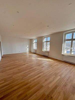 Wohnzimmer mit offener Küche