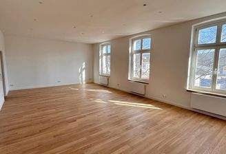 Wohnzimmer mit offener Küche