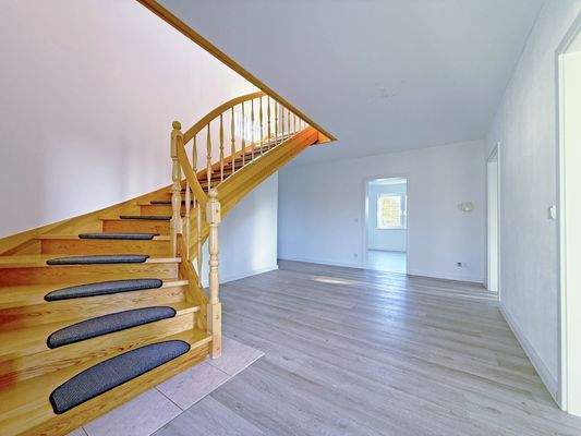 Großzügiger Eingangsbereich mit viel Platz zum Empfangen von Gästen