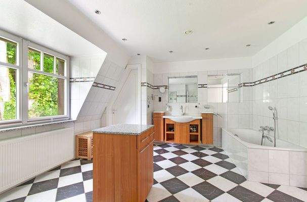 Familienbadezimmer mit Badewanne und Dusche